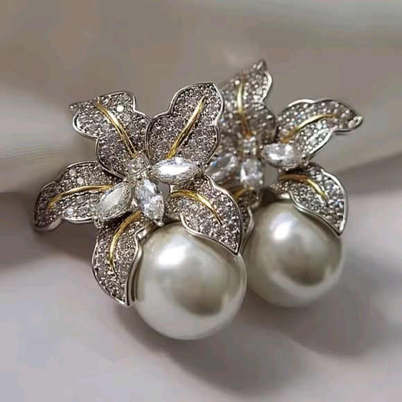 Gorgeous Flower Imitation Pearl Earrings - Picture 3 of 6